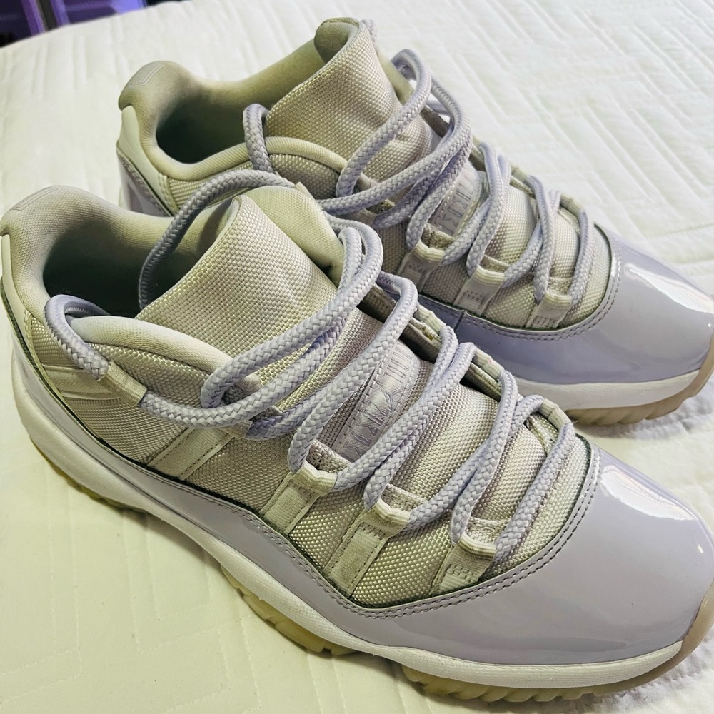 Jordan 11 size 8 gray and white only worn 3 times like new
